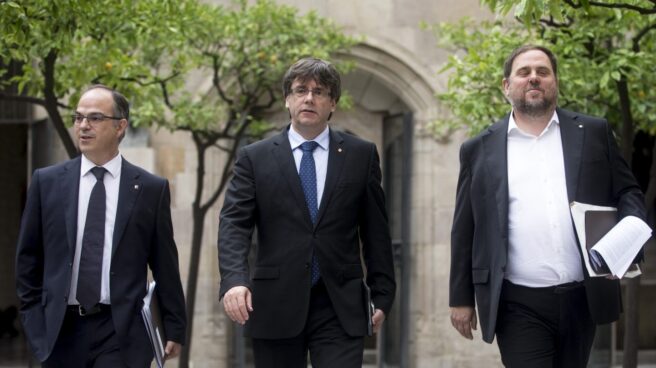Govern FLA Jordi Turull, Carles Puigdemont y Oriol Junqueras, dirigiéndose a una reunión del 'Govern'.