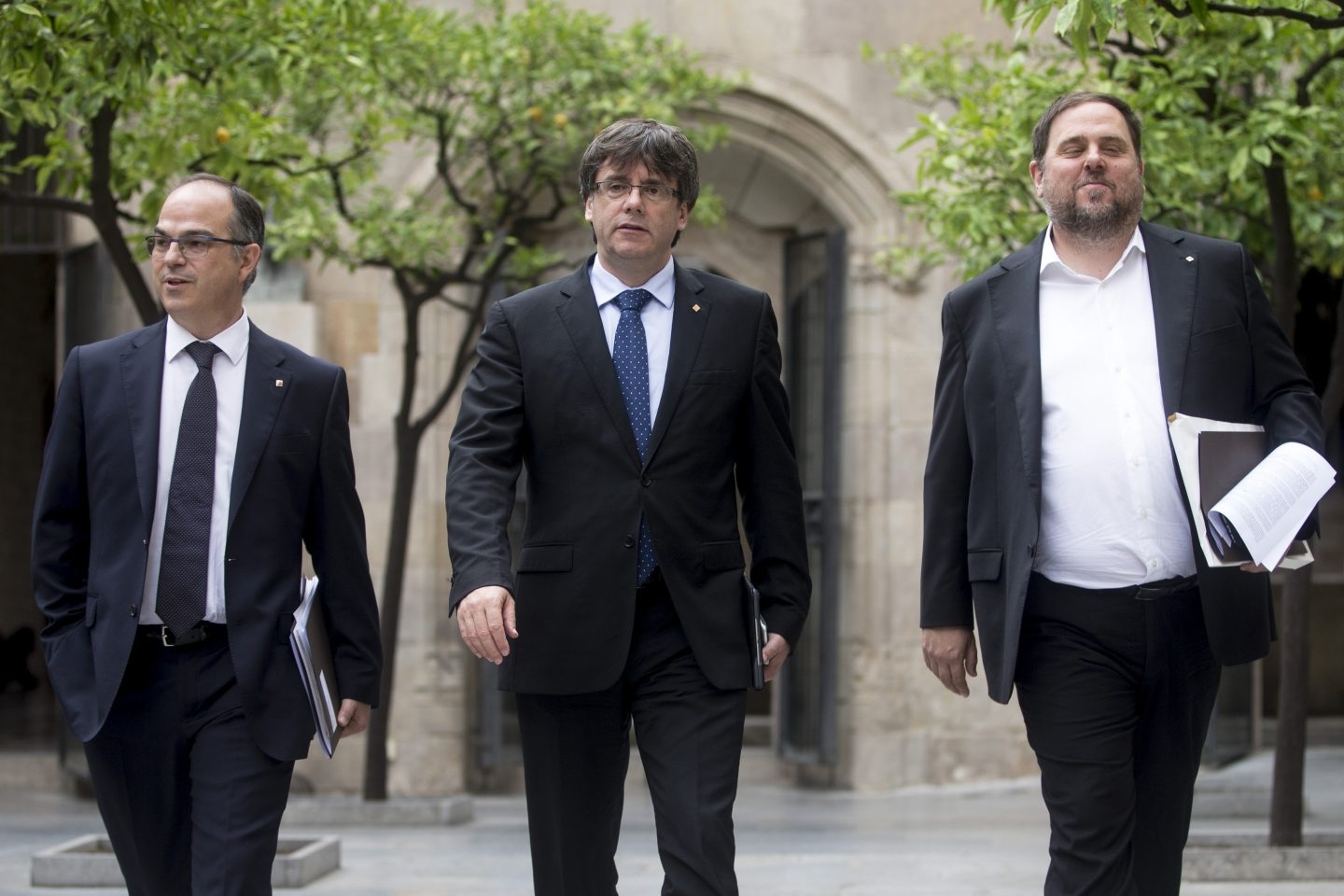 Jordi Turull, Carles Puigdemont y Oriol Junqueras, dirigiéndose a una reunión del 'Govern'.