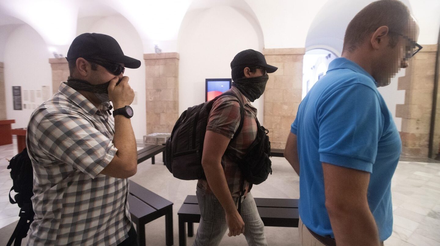 Agentes de la Guardia Civil salen del Parlament.