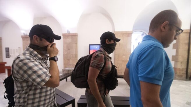 Agentes de la Guardia Civil salen del Parlament.