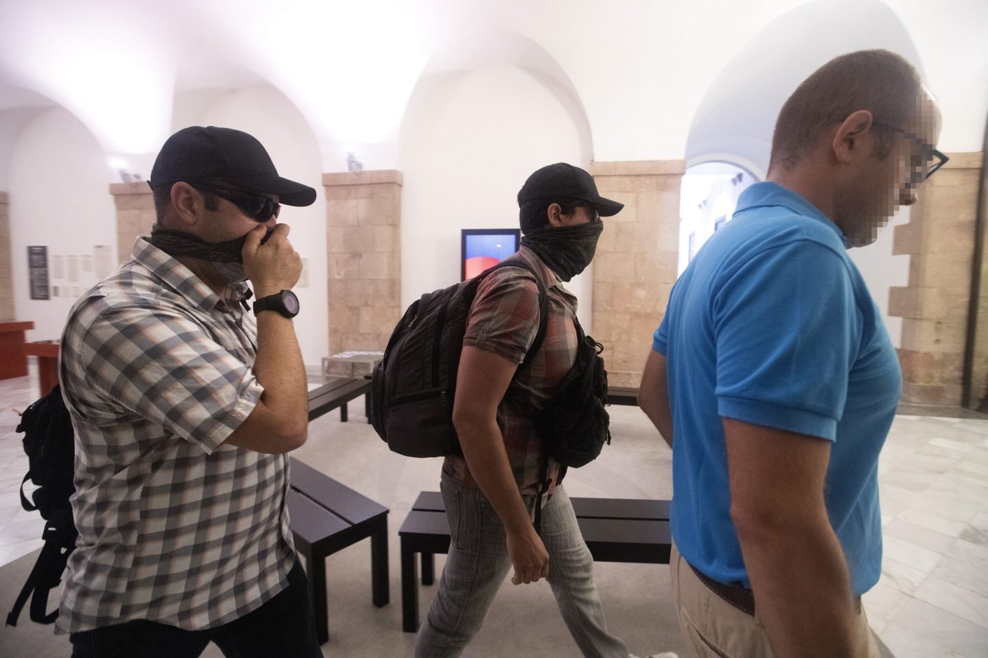 Agentes de la Guardia Civil salen del Parlament.