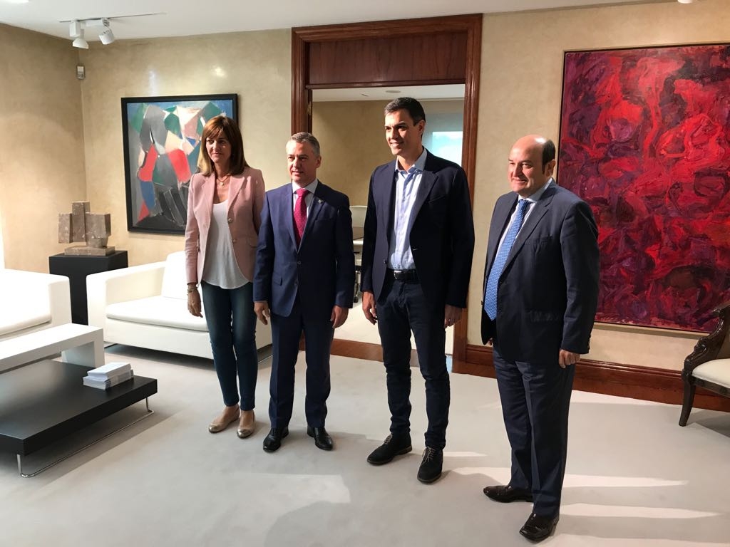 Pedro Sánchez atrae al PNV a su propuesta para reformar la Constitución