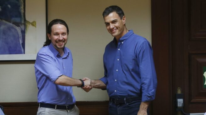 Pablo Iglesias y Pedro Sánchez se dan la mano en el Congreso. Pablo Iglesias y Pedro Sánchez se dan la mano en el Congreso.