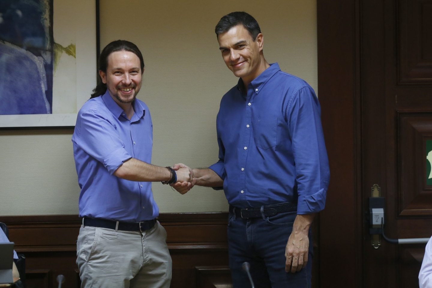 Pablo Iglesias y Pedro Sánchez se dan la mano en el Congreso.