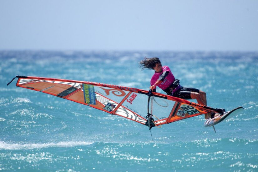 El italiano Jacob Testa, durante la prueba de estilo libre del Campeonato del Mundo de Windsurfing y Kiteboarding de Fuerteventura