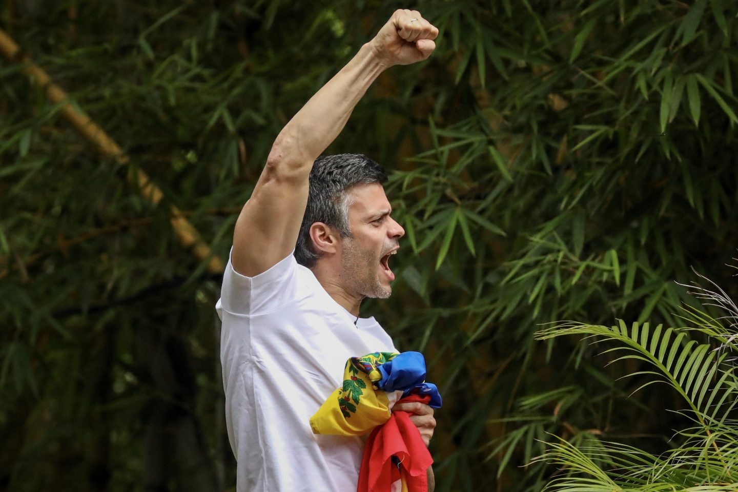 Leopoldo López saluda desde la verja de su casa en Caracas.