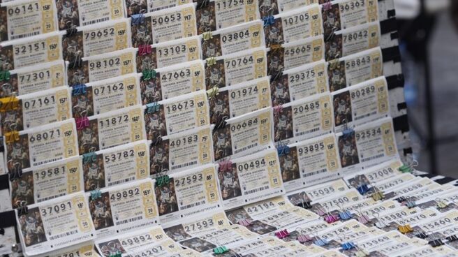 Una barrendera devuelve 100 décimos de Lotería de Navidad extraviados en Madrid