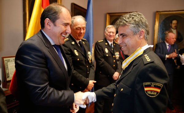 Interior cubre la jefatura de la UDEF después de casi 17 meses El comisario Fernando Moré, recibiendo la Encomienda de la Orden de Isabel la Católica en el Ayuntamiento de Alcalá de Henares (Madrid).