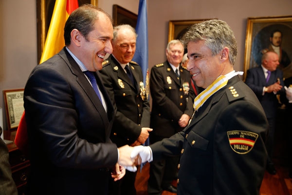 El comisario Fernando Moré, recibiendo la Encomienda de la Orden de Isabel la Católica en el Ayuntamiento de Alcalá de Henares (Madrid).