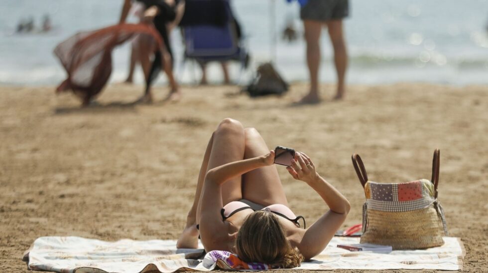 Teléfono móvil en la playa.