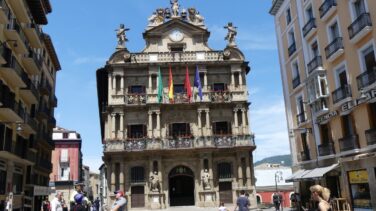 El Ayuntamiento de Pamplona no rechaza exhibir la ikurriña en el 'chupinazo' e invita a Puigdemont