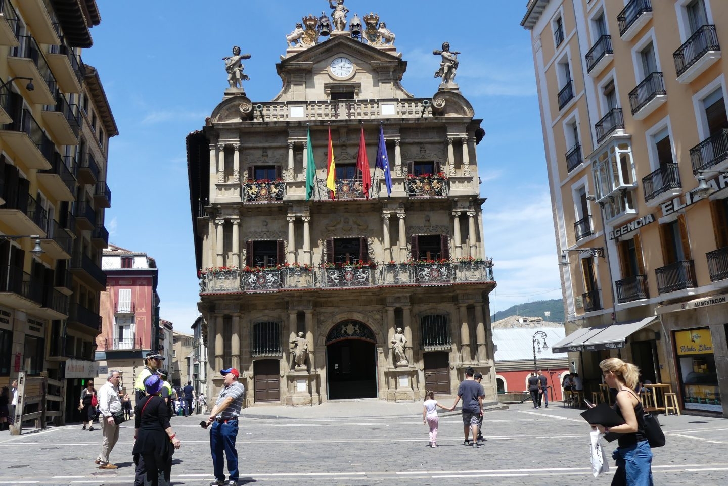 Imagen del Ayuntamiento de Pamplona desde donde el próximo 6 de julio se lanzará el 'chupinazo' que dará inicio a los Sanfermines.