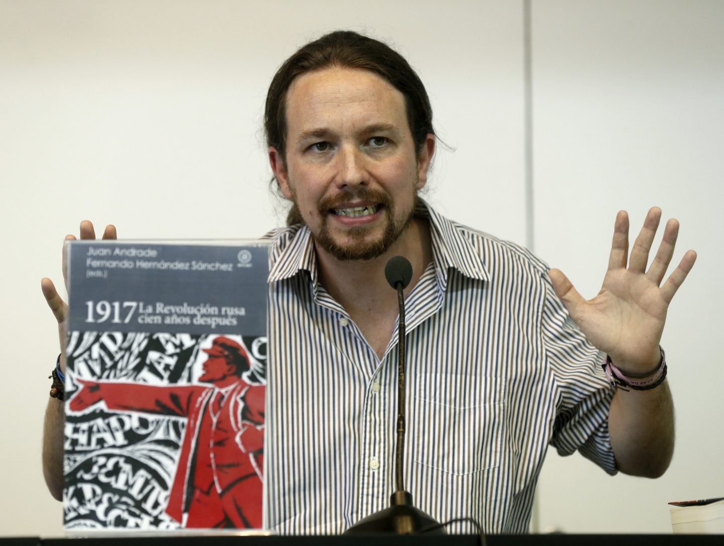 Pablo Iglesias diserta sobre la Revolución rusa.