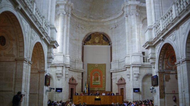 Los diputados andaluces cobrarán en agosto la dieta para manutención y alojamiento pese a estar de vacaciones.