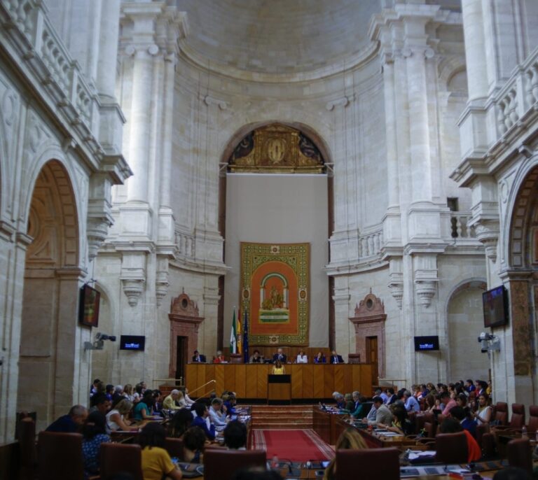 El Parlamento andaluz paga dieta en agosto a los diputados pese a estar de vacaciones
