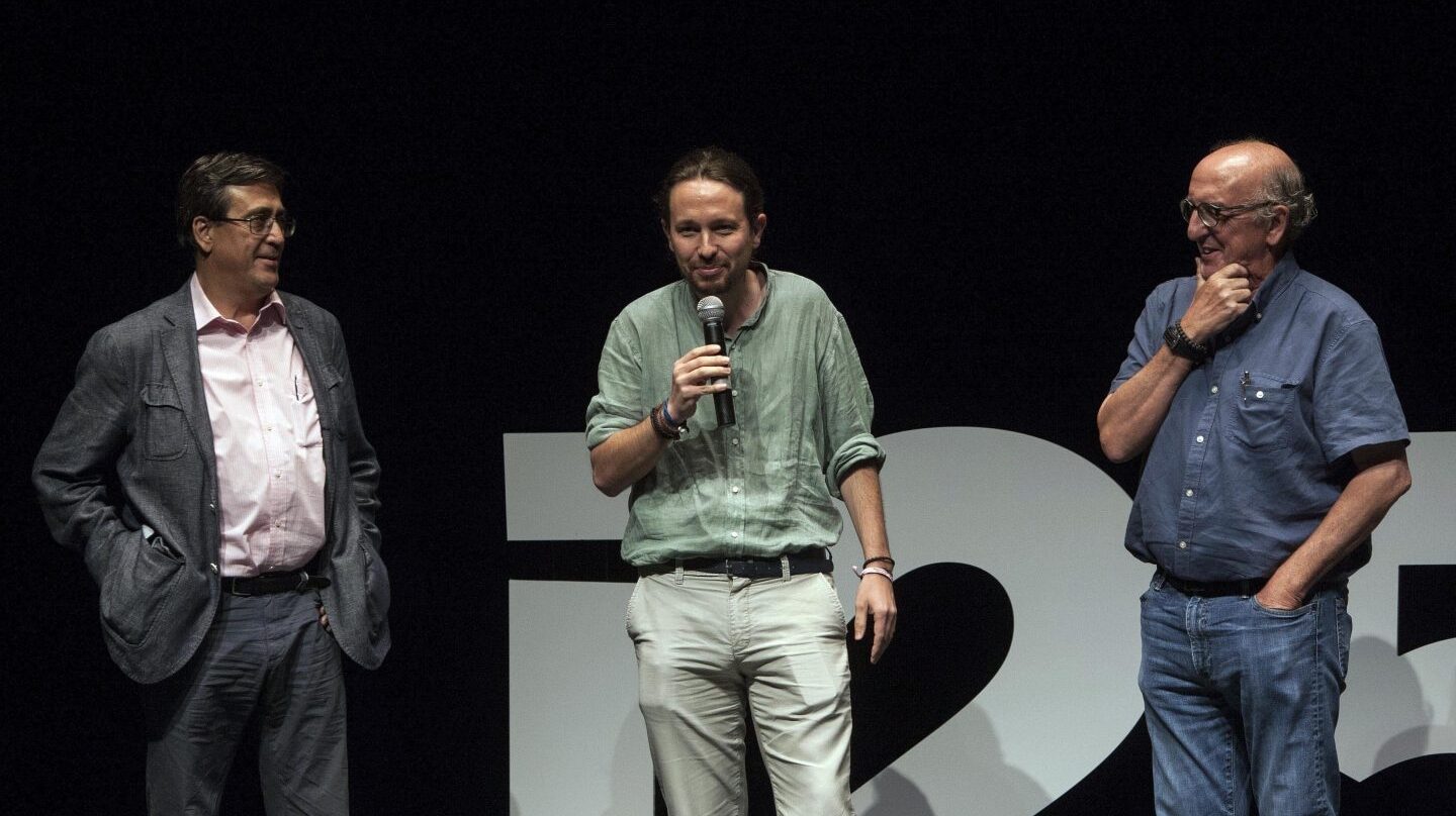 Carlos Enrique Bayo, Pablo Iglesias y Jaume Roures, en los cursos de verano de Cádiz.