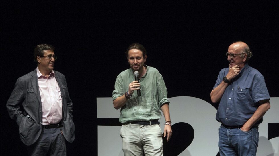 Carlos Enrique Bayo, Pablo Iglesias y Jaume Roures, en los cursos de verano de Cádiz.