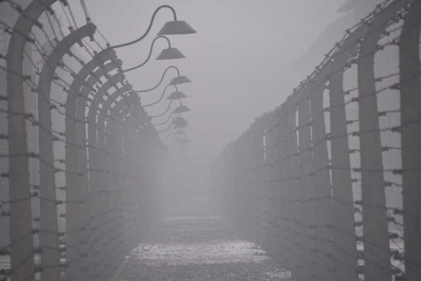 Postes y alambrada en Auschwitz.
