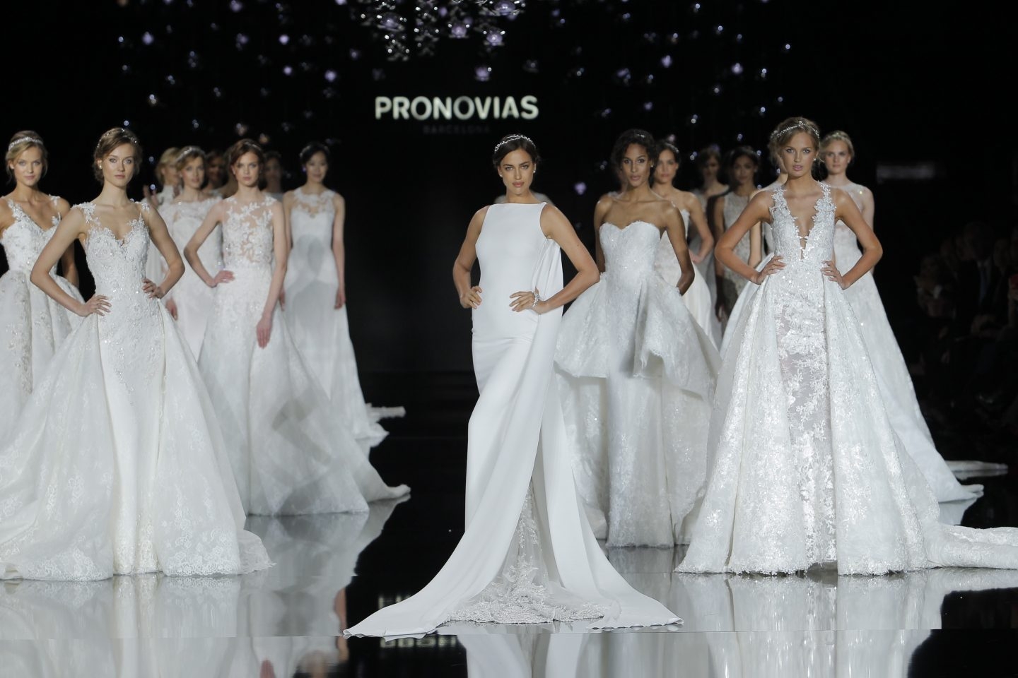 La modelo Irina Shayk en un desfile de Pronovias.