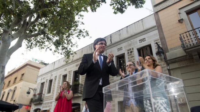 El 'president' de la Generalitat, Carles Puigdemont, junto a una urna simbólica.