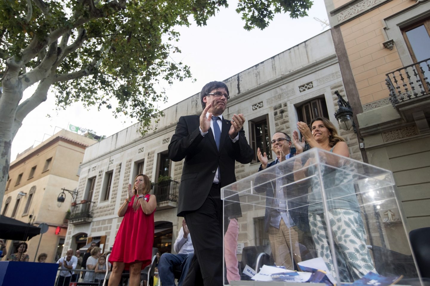 El 'president' de la Generalitat, Carles Puigdemont, junto a una urna simbólica.
