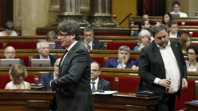 Puigdemont y Junqueras, en el Parlament.