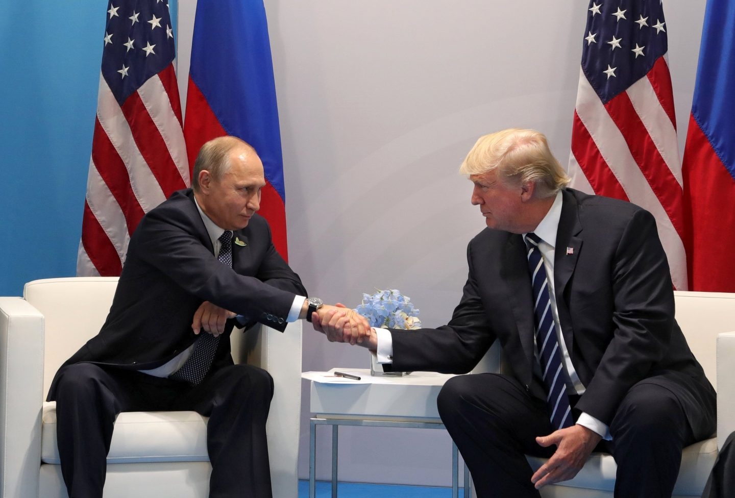 Putin y Trump se saludan en el G-20 en Hamburgo.