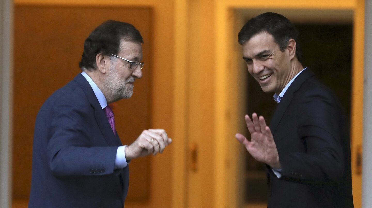 Mariano Rajoy y Pedro Sanchez, en la Moncloa.