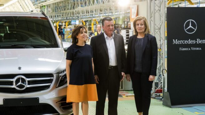 Sáenz de Santamaría y Báñez, en la planta Mercedes de Vitoria.