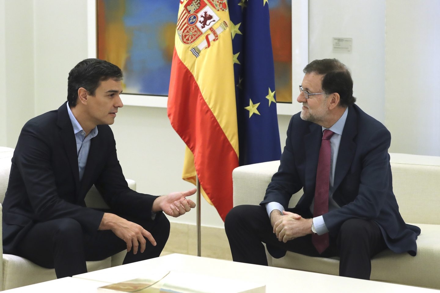 Pedro Sanchez charla con Mariano Rajoy en la Moncloa.