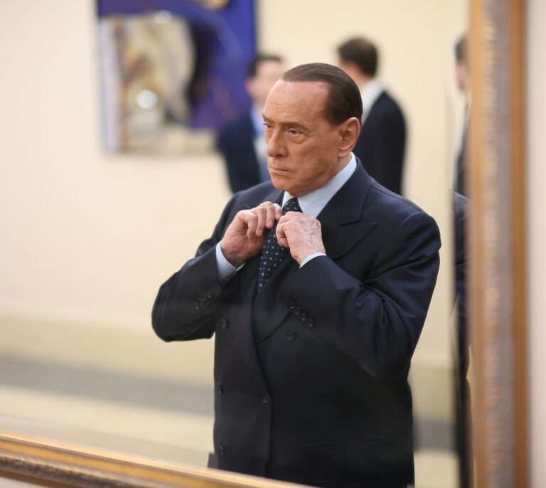 Berlusconi hospitalizado en Milán con una neumonía bilateral tras dar positivo por coronavirus