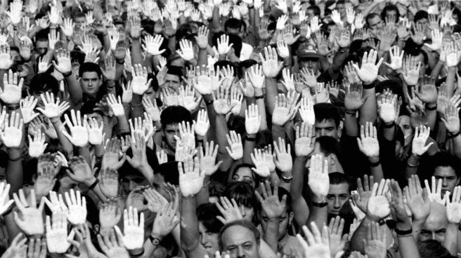 Su-Asesinato2-Fundación-Miguel-Ángel-Blanco Cientos de manos blancas durante una manifestación en demanda de libertad para Miguel Angel Blanco.