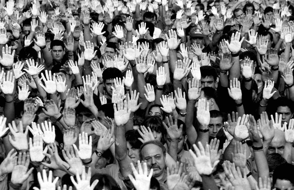 Cientos de manos blancas durante una manifestación en demanda de libertad para Miguel Angel Blanco.