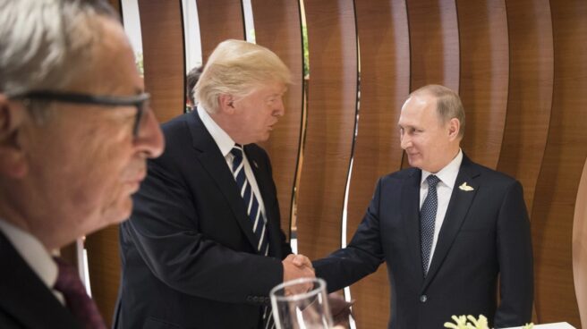 Trump y Putin se dan la mano en el G-20. Trump y Putin se dan la mano en el G-20.