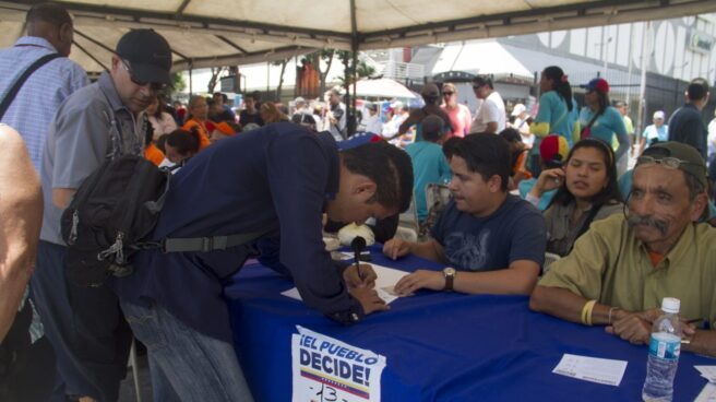 Un venezolano vota en el plebiscito celebrado el 16 de julio.