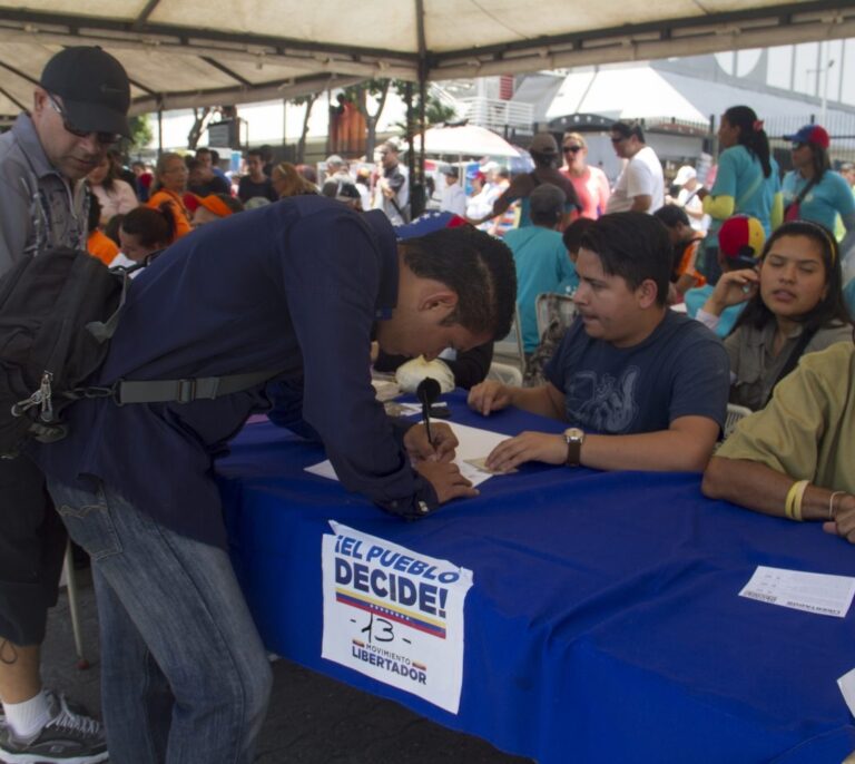 Millones de venezolanos acuden al plebiscito contra Maduro: "Que se acabe el odio"