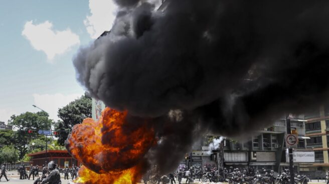 Venezuela: explosión ante la policía en una plaza de Caracas.