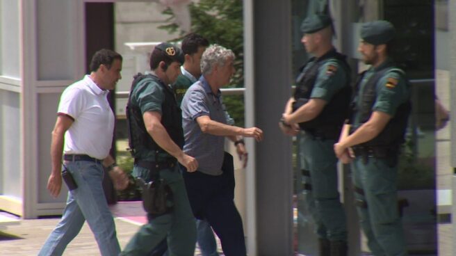 Ángel Villar entra en la Federación acompañado por la Guardia Civil.