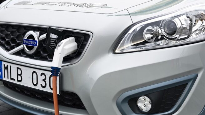 Volvo Un Volvo eléctrico cargándose.