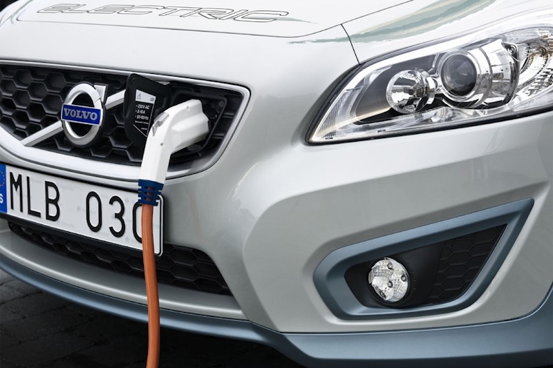 Un Volvo eléctrico cargándose.