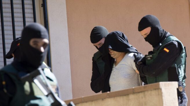 Yihadista detenido en Collado Mediano. Agentes de la Guardia Civil, durante la detención de un hombre por su vinculación con el yihadismo.