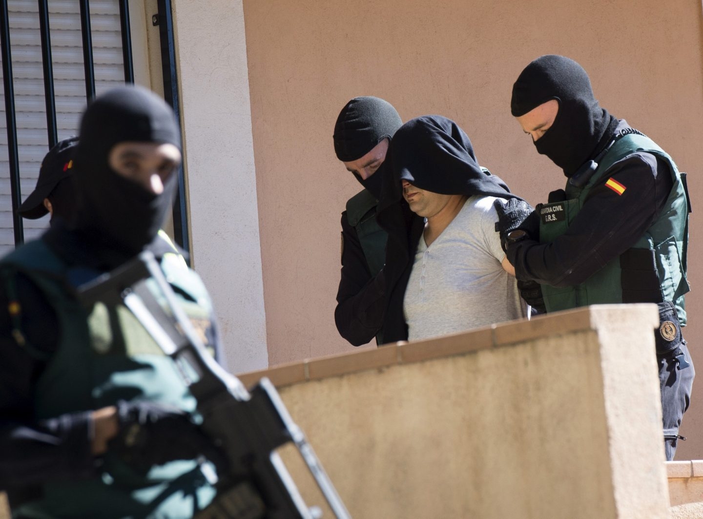 Agentes de la Guardia Civil, durante la detención de un hombre por su vinculación con el yihadismo.