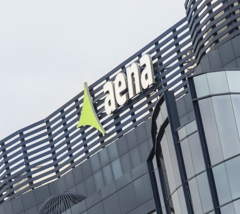 Aena registra pérdidas de 241,2 millones y reduce sus ingresos un 54,8%