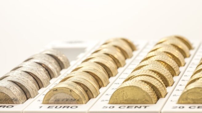 ahorro dinero Monedas de euro. Los bajos tipos de interés provocan que los ahorros apenas generen rentabilidad en los depósitos bancarios.
