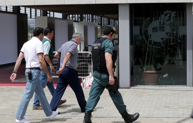 Ángel María Villar ha sido trasladado por agentes de la UCO hasta su despacho en la Federación para registrarlo.