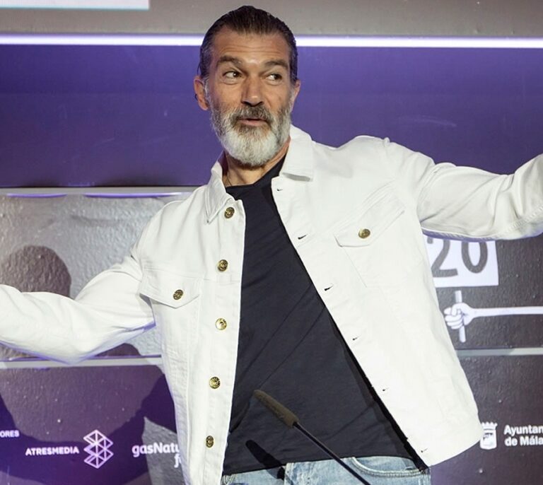 Lo único negro de Antonio Banderas es su colonia