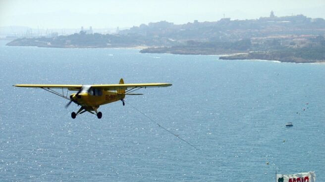anuncio pacha Avioneta con anuncio en la playa