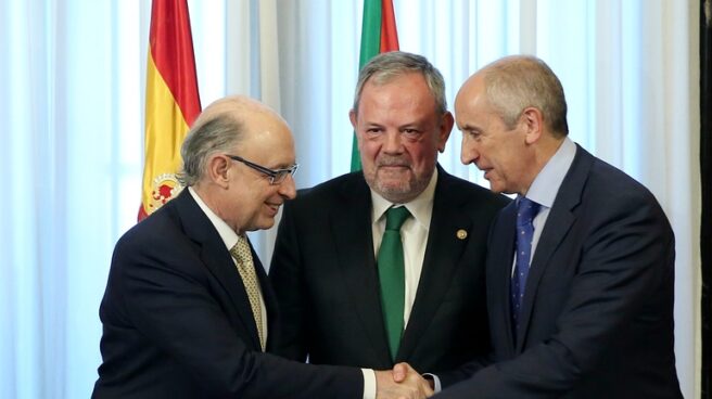 El ministro Cristóbal Montoro estrecha la mano al consejero de autogobierno, josu Erkoreka ante la mirada del consejero vasco de Hacienda, Pedro Azpiazu.