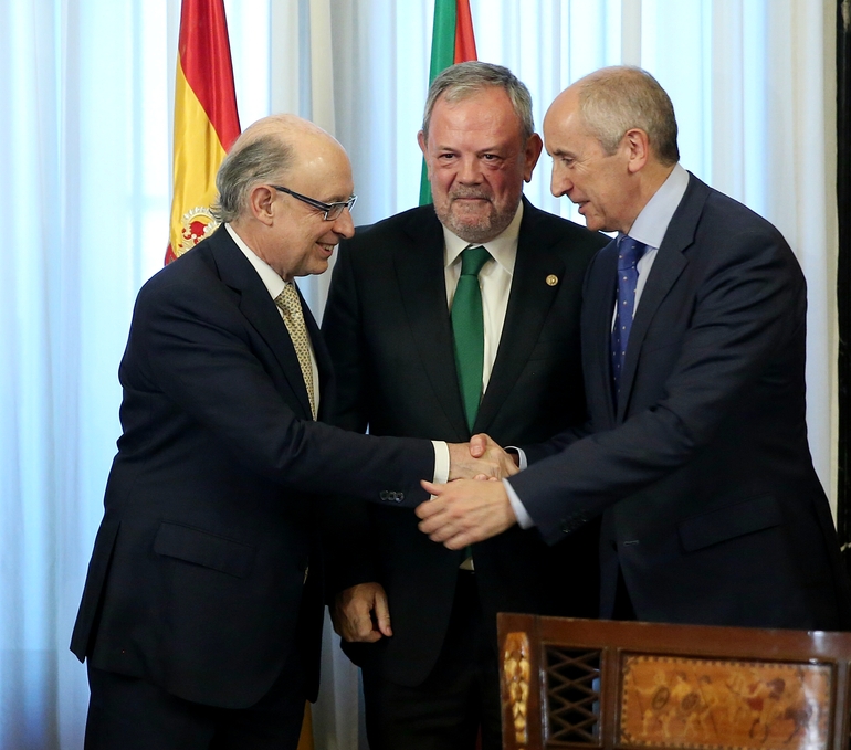 El ministro Cristóbal Montoro estrecha la mano al consejero de autogobierno, josu Erkoreka ante la mirada del consejero vasco de Hacienda, Pedro Azpiazu.