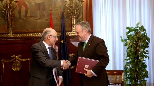 azpiazu_montoro_01 El ministro de Hacienda, Cristóbal Montoro y el consejero vasco de Hacienda, Pedro Azpiazu, durante la firma del acuerdo.